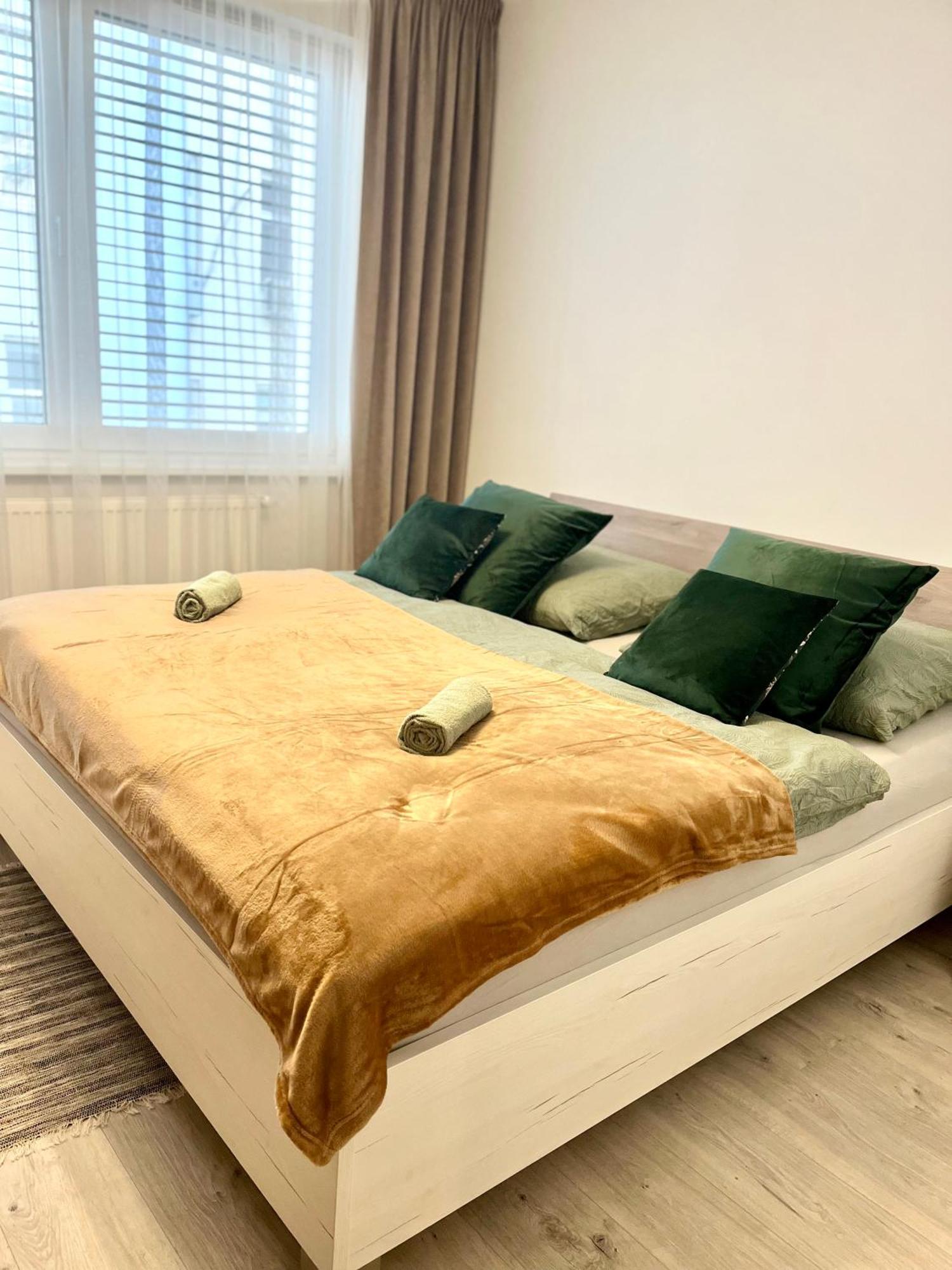 The Elite Suite II Downtown Ac & Garage Parking Bratislava Extérieur photo