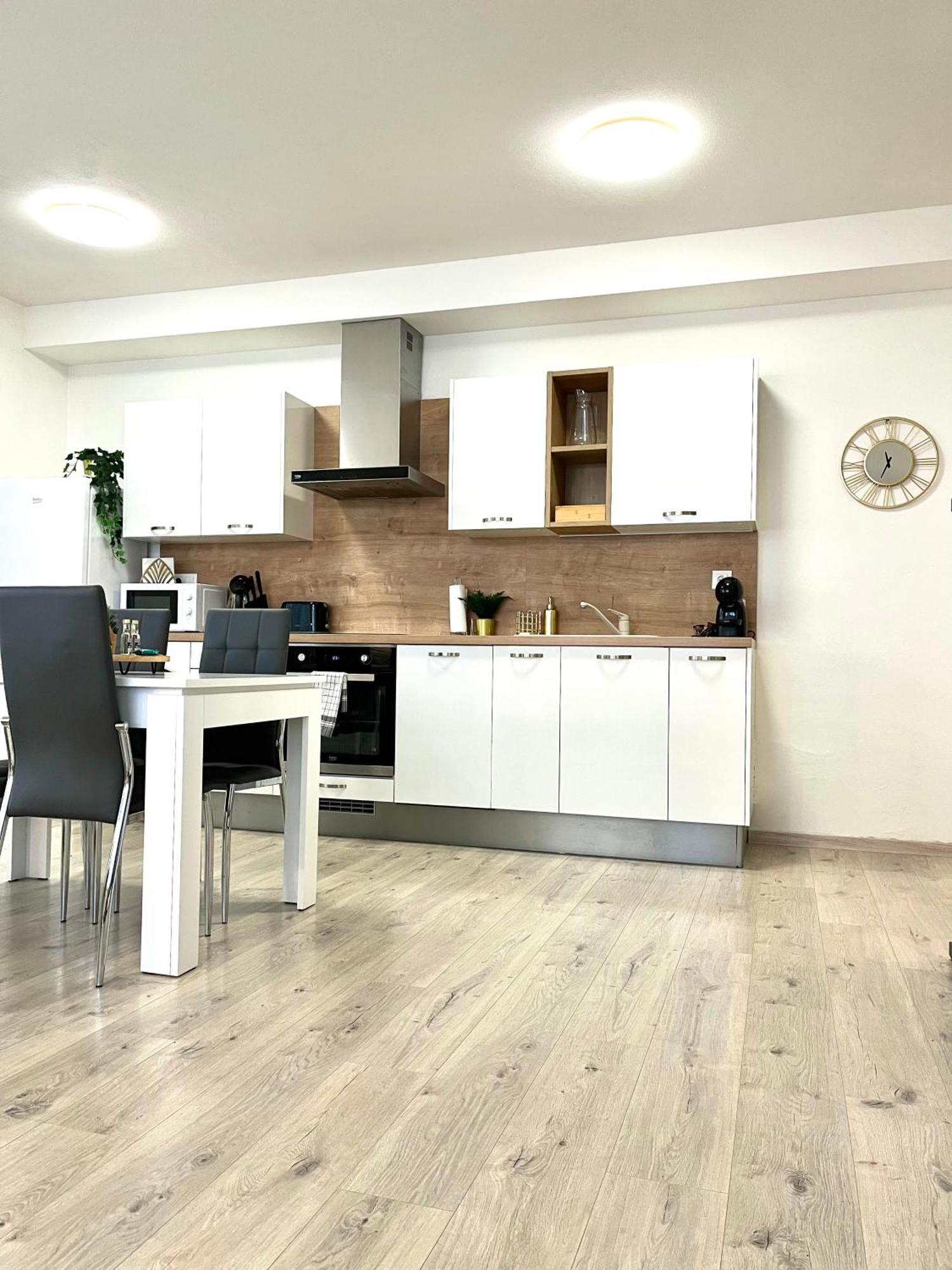 The Elite Suite II Downtown Ac & Garage Parking Bratislava Extérieur photo