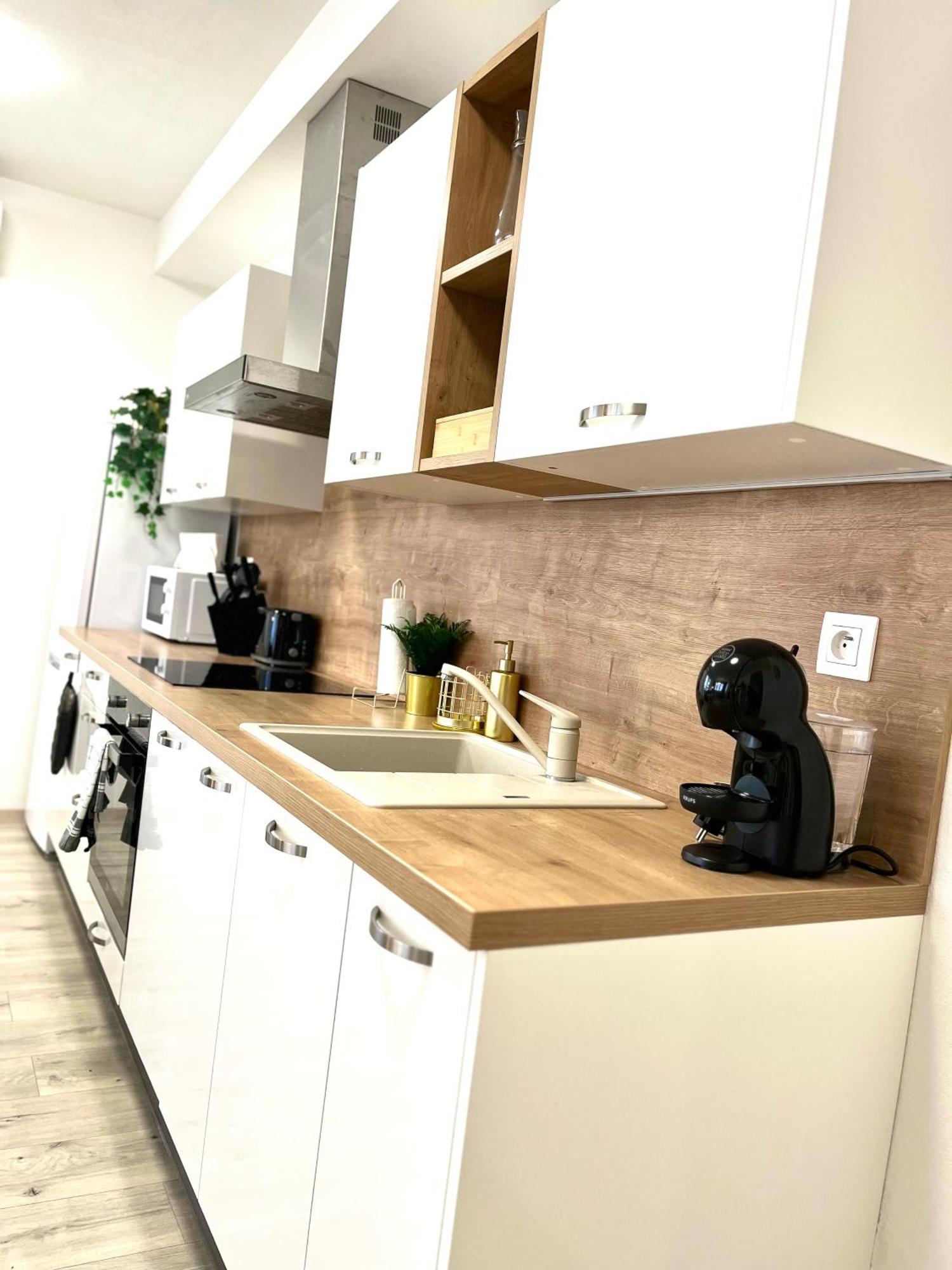 The Elite Suite II Downtown Ac & Garage Parking Bratislava Extérieur photo