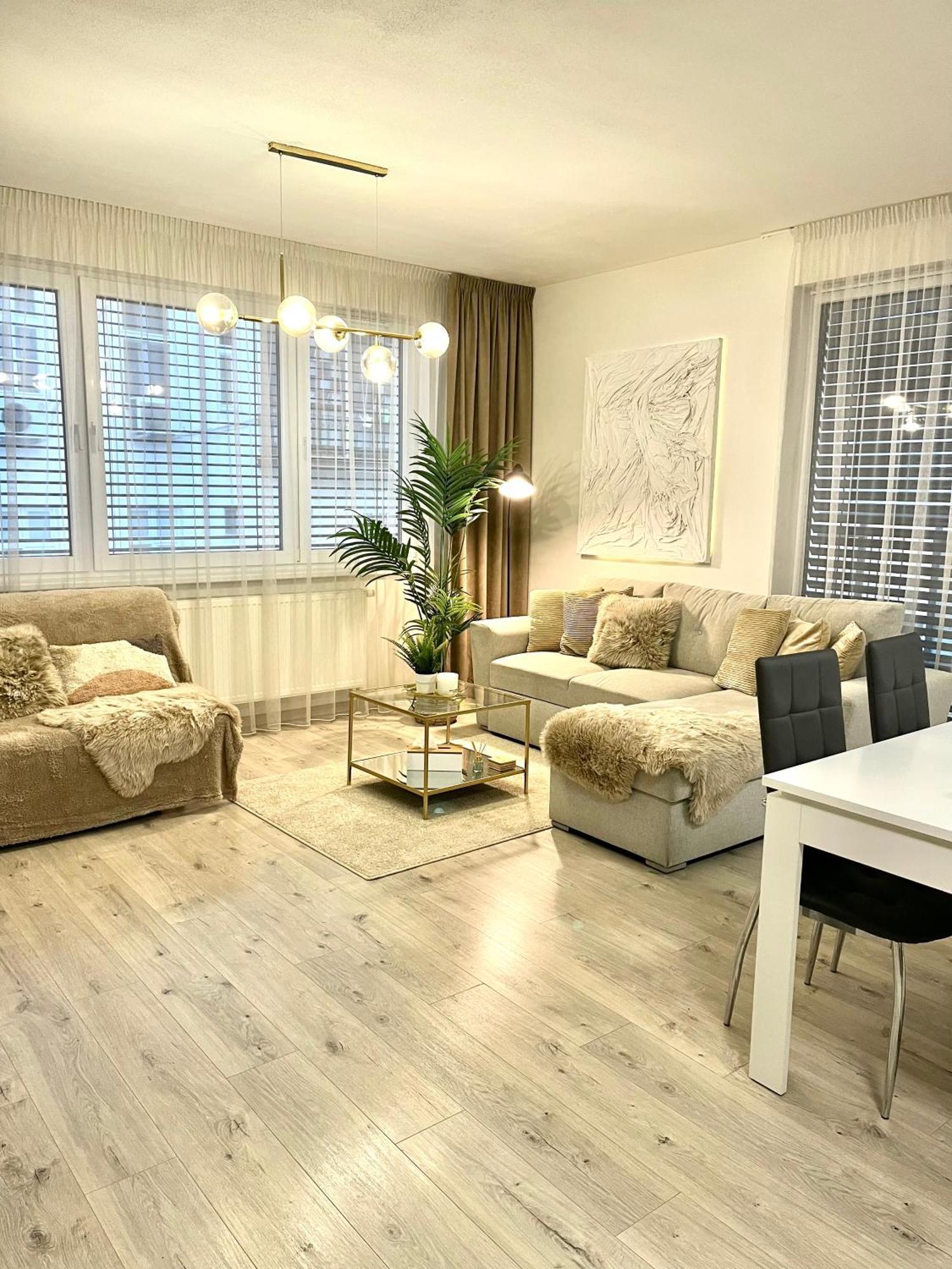 The Elite Suite II Downtown Ac & Garage Parking Bratislava Extérieur photo